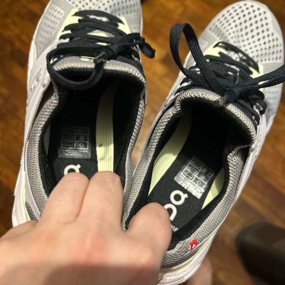 Like New On Cloud Sneakers Size 9 - Picture 2 of 4